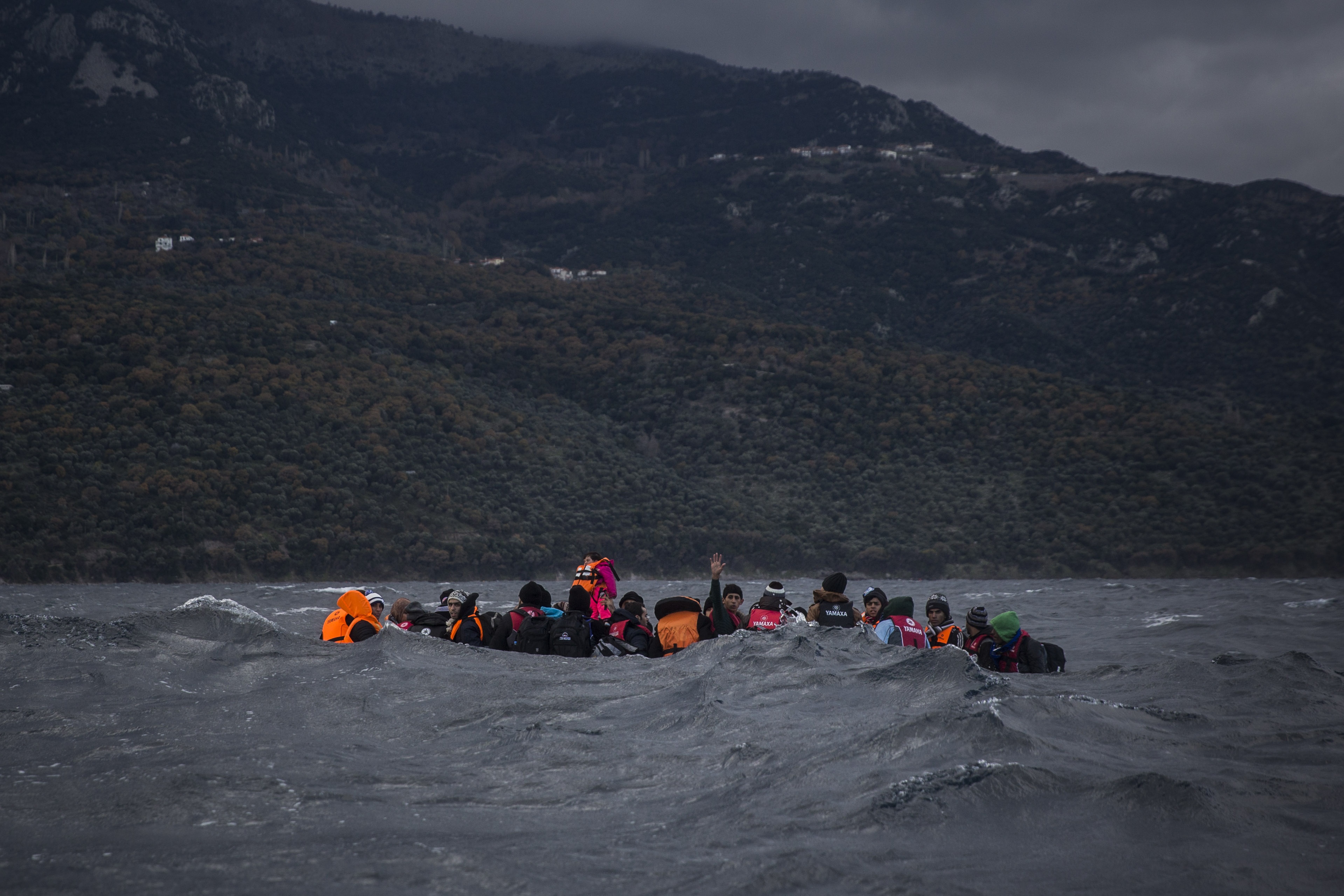 Βυθίστηκε λέμβος με πρόσφυγες στο Αγαθονήσι – 16 οι νεκροί